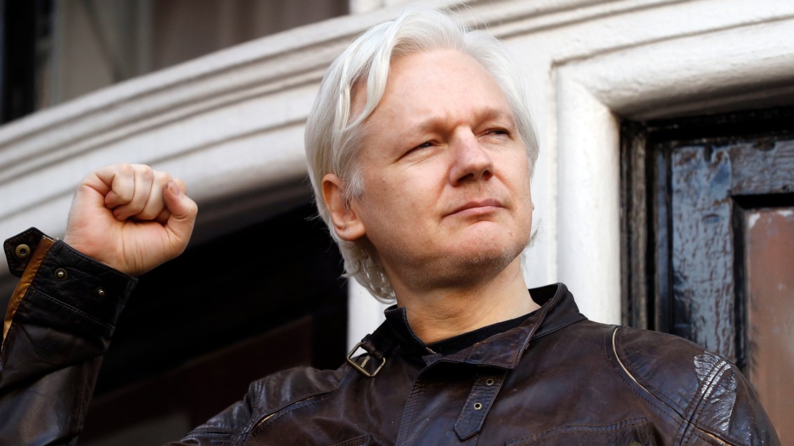 Julian Assange menyelesaikan rintangan pertama dalam memerangi ekstradisi