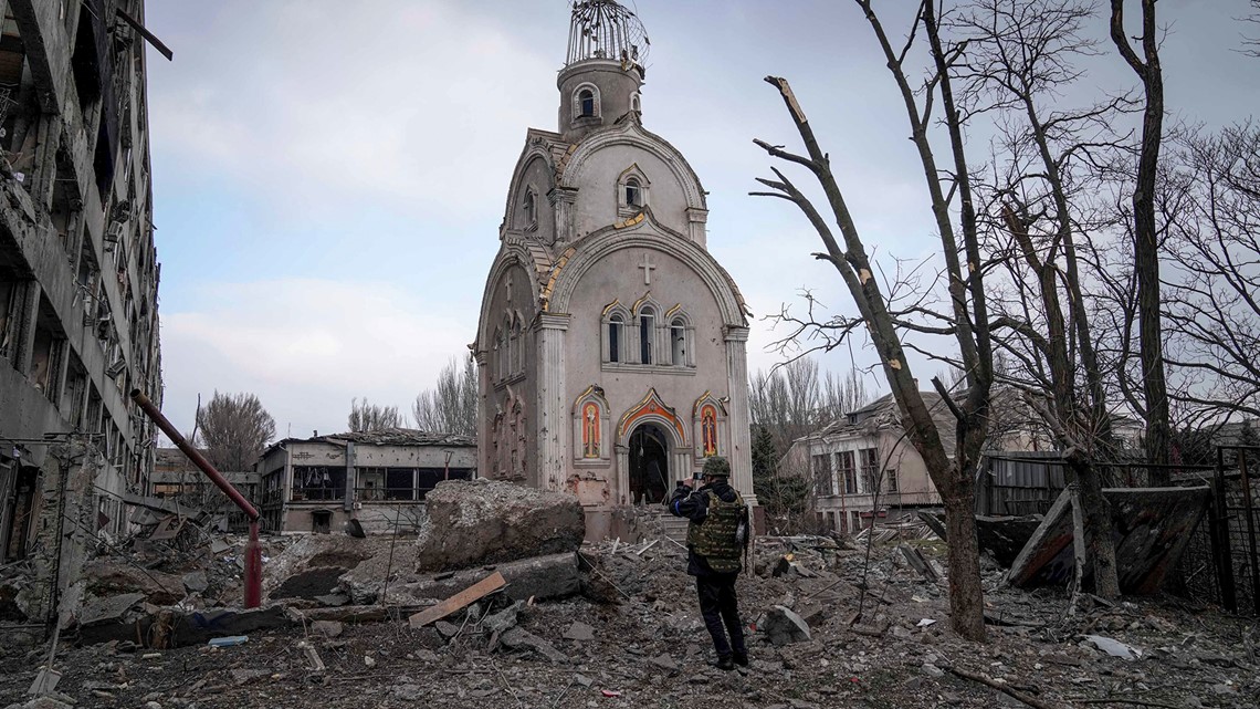 Perang Ukraina: Rusia mengebom sekolah Mariupol, kata Zelenskyy