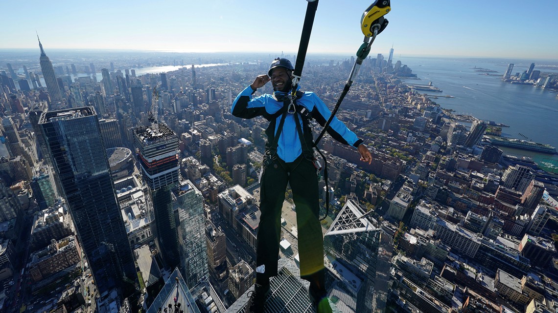 Panjat gedung pencakar langit 30 Hudson Yards Kota New York, gantung di samping