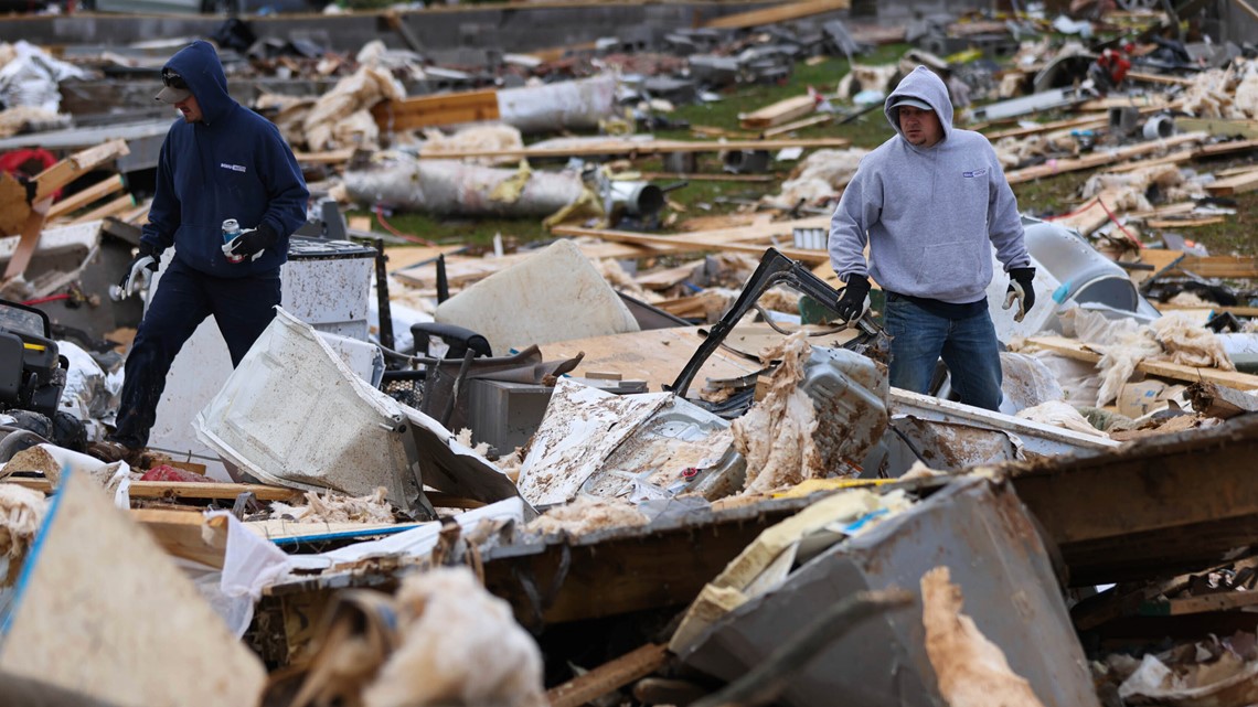Kru mencari yang hilang setelah tornado di AS tengah