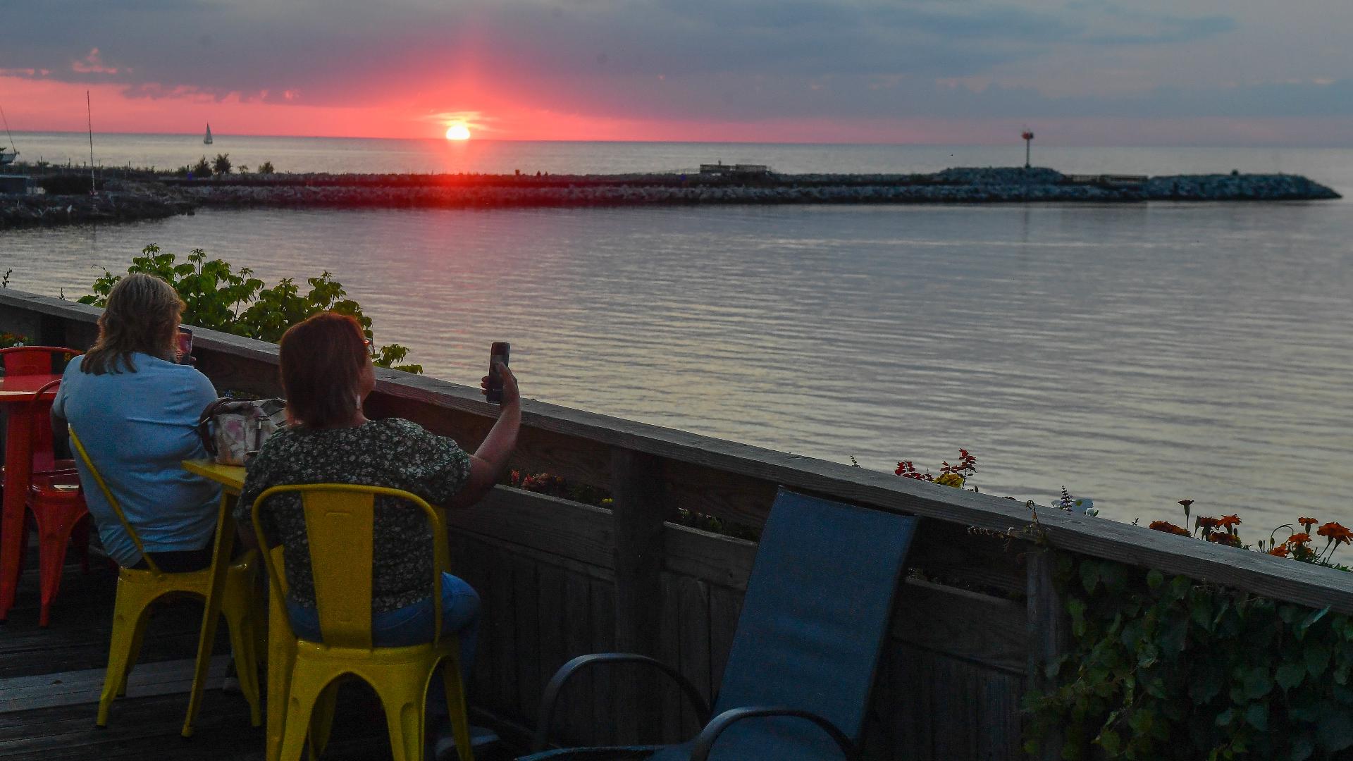 Google Maps shows Lake America in U.S., Lake Ontario in Canada, and both elsewhere after Trump's renaming order; Apple Maps still uses Lake Ontario