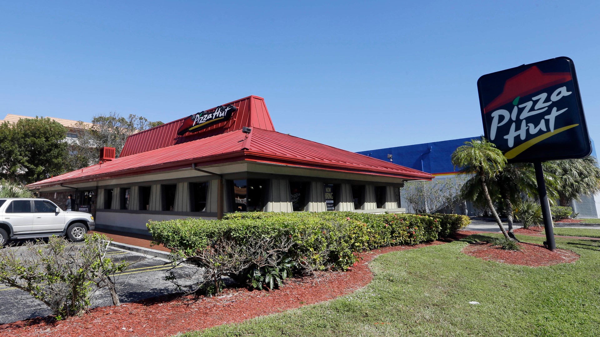 Pizza Hut closing 300 locations operated by bankrupt franchisee