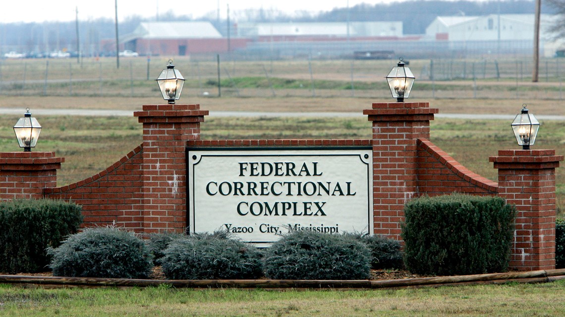 Pekerja di penjara federal melakukan beberapa kejahatan