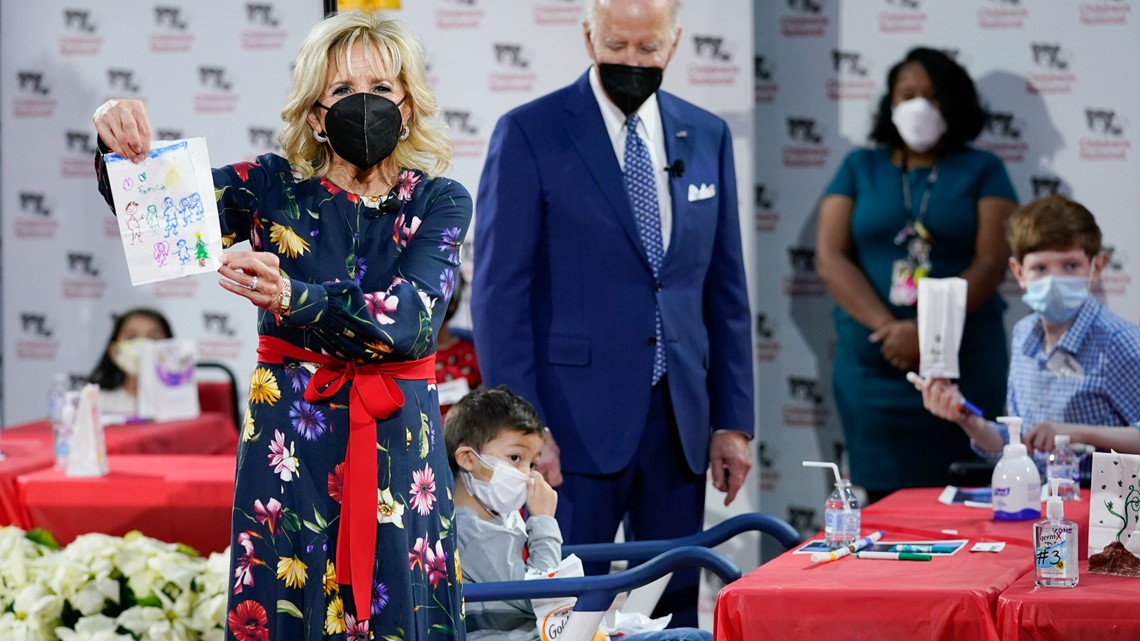 Malam Natal Biden: Pasangan pertama mengunjungi anak-anak yang dirawat di rumah sakit di DC