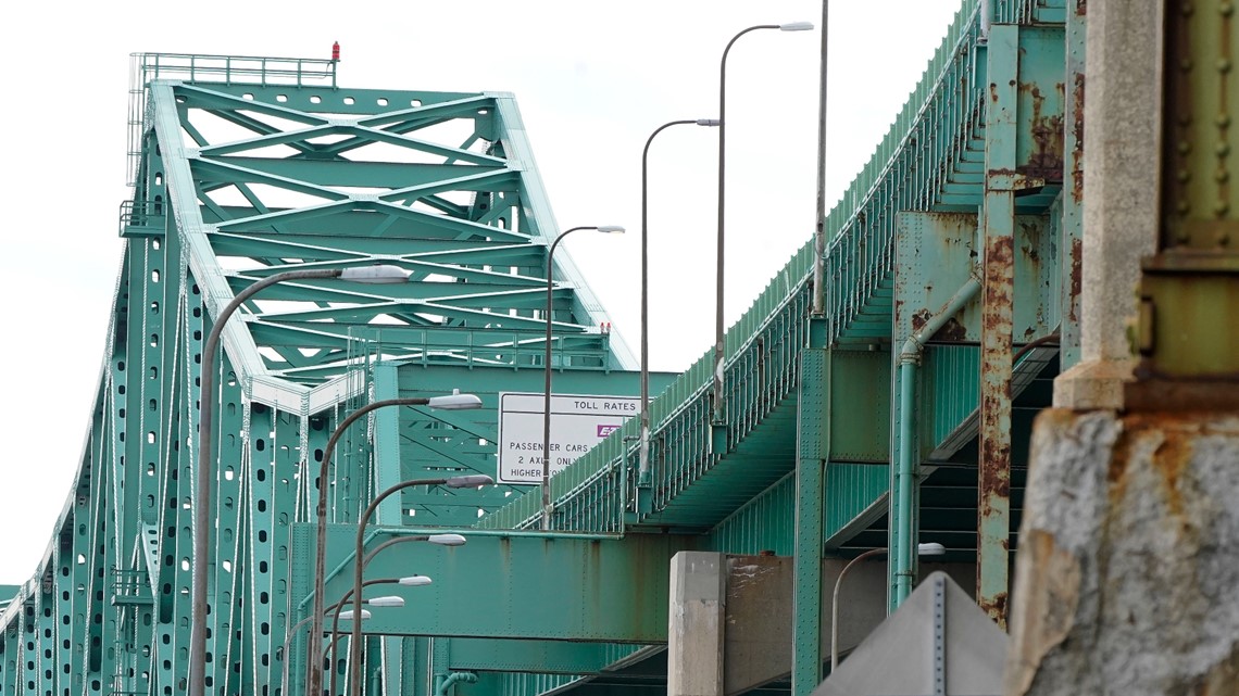 Biden mengumumkan rencana  miliar untuk memperbaiki jembatan
