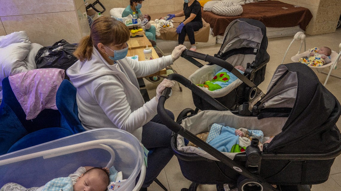 Bayi pengganti yang lahir di Ukraina berlindung dari perang dengan Rusia