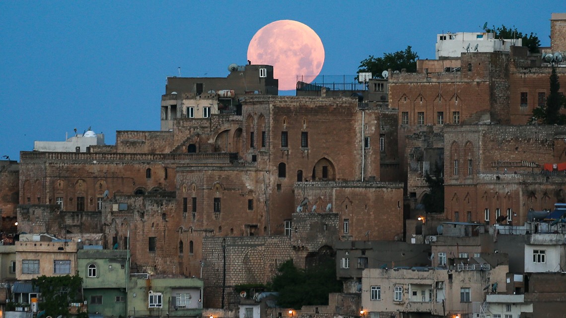 Why Does The Moon Look So Big Some Nights 9news