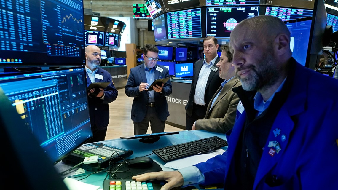 Saham berjangka AS dan global merosot, kekhawatiran tetap ada atas omicron