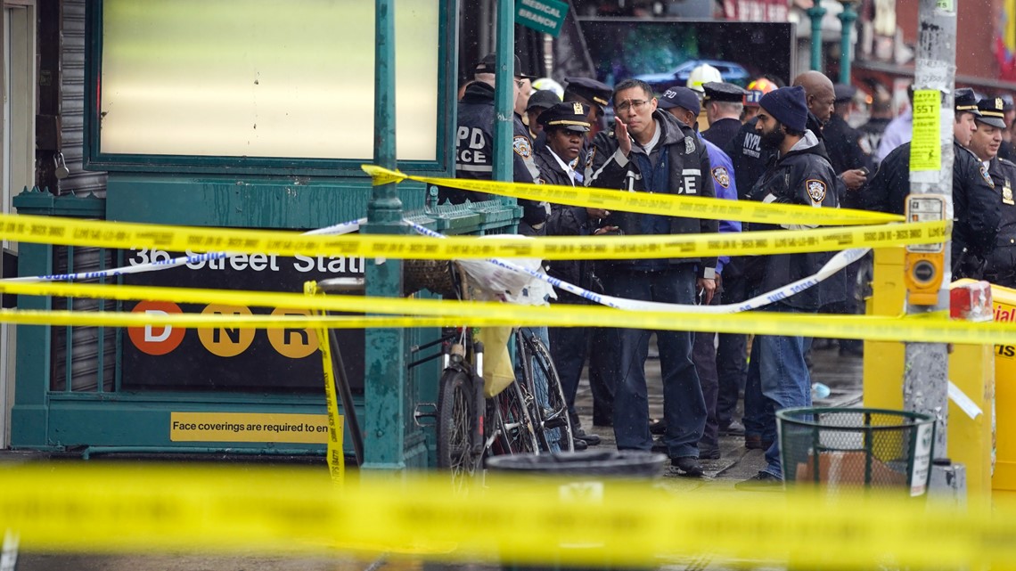 Penembakan Subway Brooklyn NYC: 10 tembakan, tersangka berkeliaran