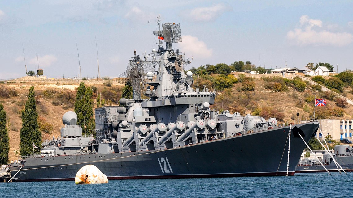 Perang Ukraina: Zelenskyy memuji ketahanan saat Rusia kehilangan kapal