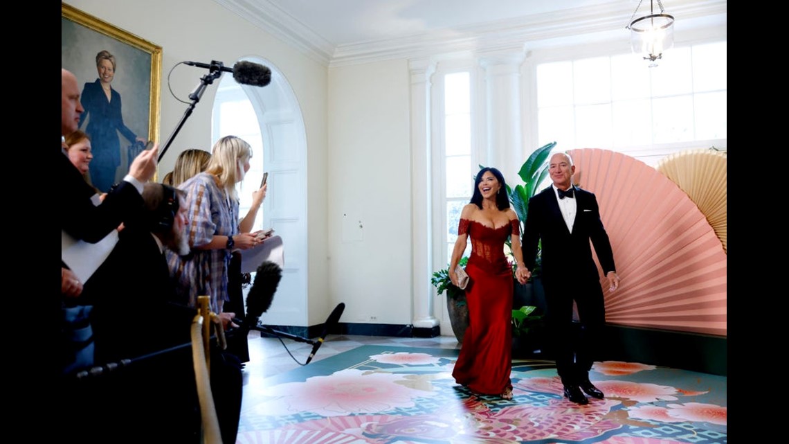 Jeff Bezos' Fiance Lauren Snchez Turns Heads in Corset Gown at White House Dinner | 9news.com Jeff Bezos' Fiance Lauren Snchez Turns Heads in Corset Gown at White House Dinner | 9news.com