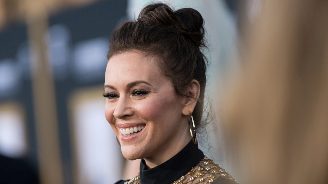 Alyssa Milano Celebrates Turning 50 With MakeupFree Selfie 'No Filter(02)