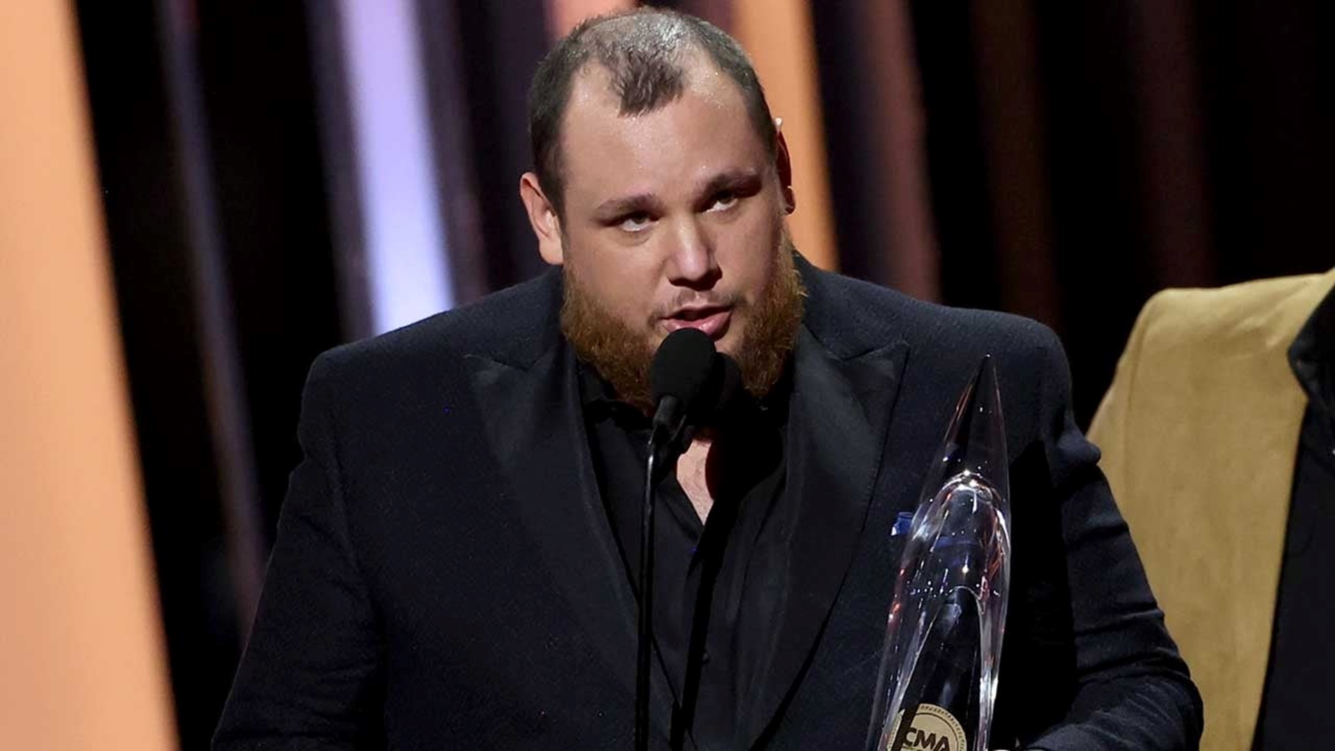 Luke Combs Wins Entertainer Of The Year At 2022 Country Music Awards 0109