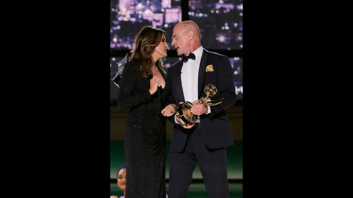 Mariska Hargitay And Christopher Meloni Pretend To Kiss As They Present Together At 2022 Emmys Mariska Hargitay And Christopher Meloni Pretend To Kiss As They Present Together At 2022 Emmys