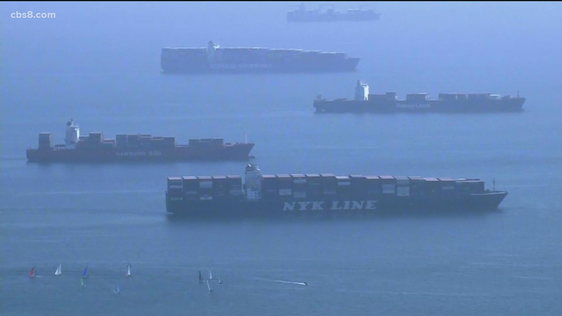 Garis kapal kargo sekarang membentang ke garis pantai San Diego