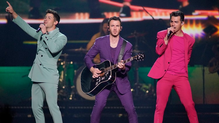 'We're back': Jonas Brothers perform halftime of Thanksgiving NFL game