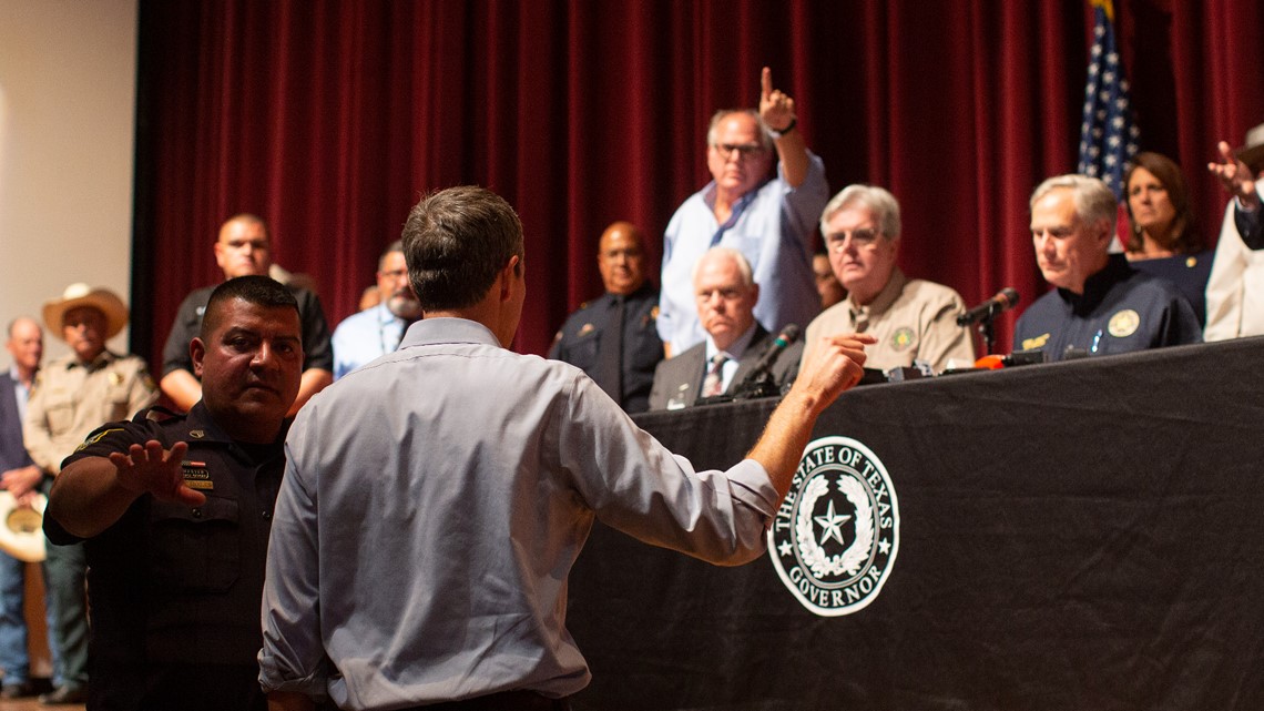 Beto O'Rourke interrumpe conferencia de prensa sobre tiroteo en escuela de Texas para confrontar al gobernador Abbott