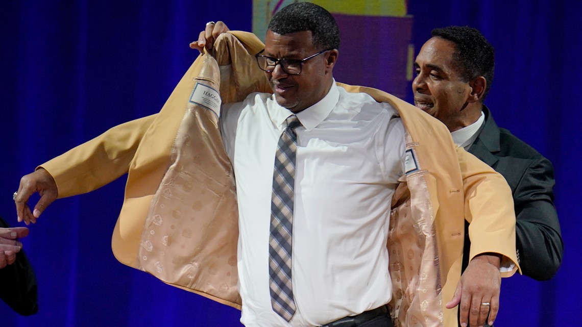 Canton, United States. 07th Aug, 2021. Class of 2020 inductee, Steve Atwater,  kisses his bust during his enshrinement into the Pro Football Hall of Fame  at Tom Benson Hall of Fame Stadium