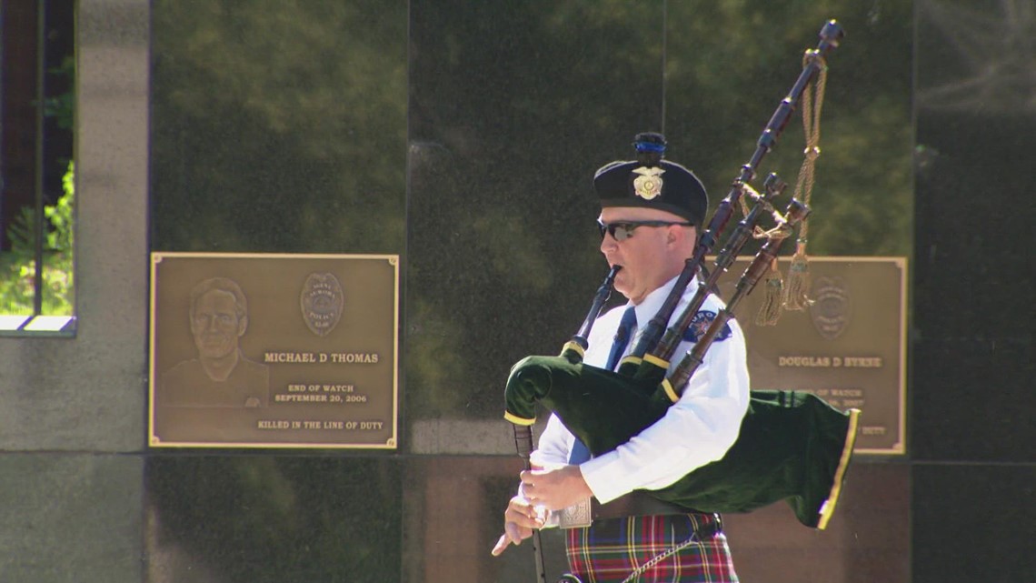Motorcycle cop plays tribute to fallen officers with bagpipes