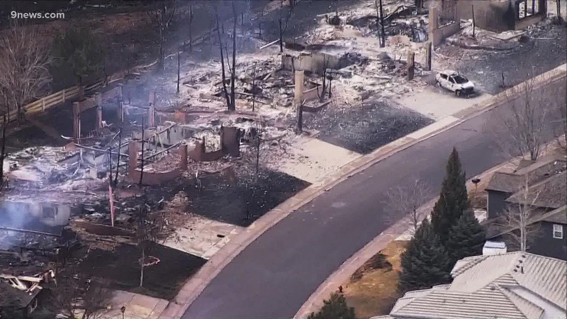 Polis memberikan pembaruan tentang upaya pemulihan kebakaran hutan di Boulder County