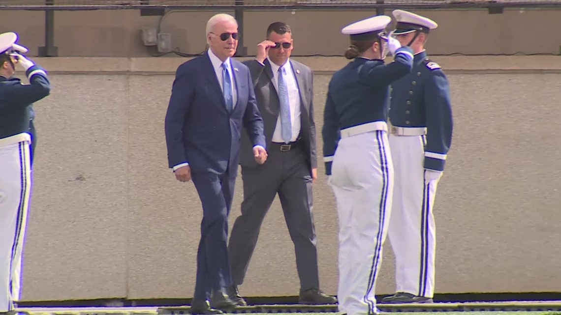'Servicio sobre uno mismo': Biden les dice a los graduados de la Fuerza Aérea que tienen el privilegio de liderar un mundo confuso