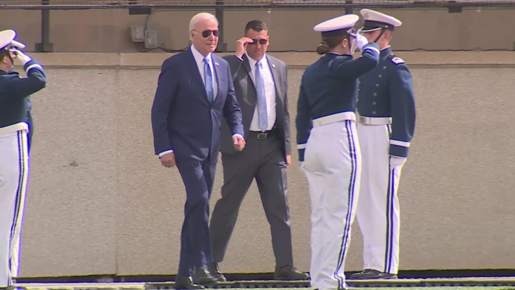 'Servicio sobre uno mismo': Biden les dice a los graduados de la Fuerza Aérea que tienen el privilegio de liderar un mundo confuso