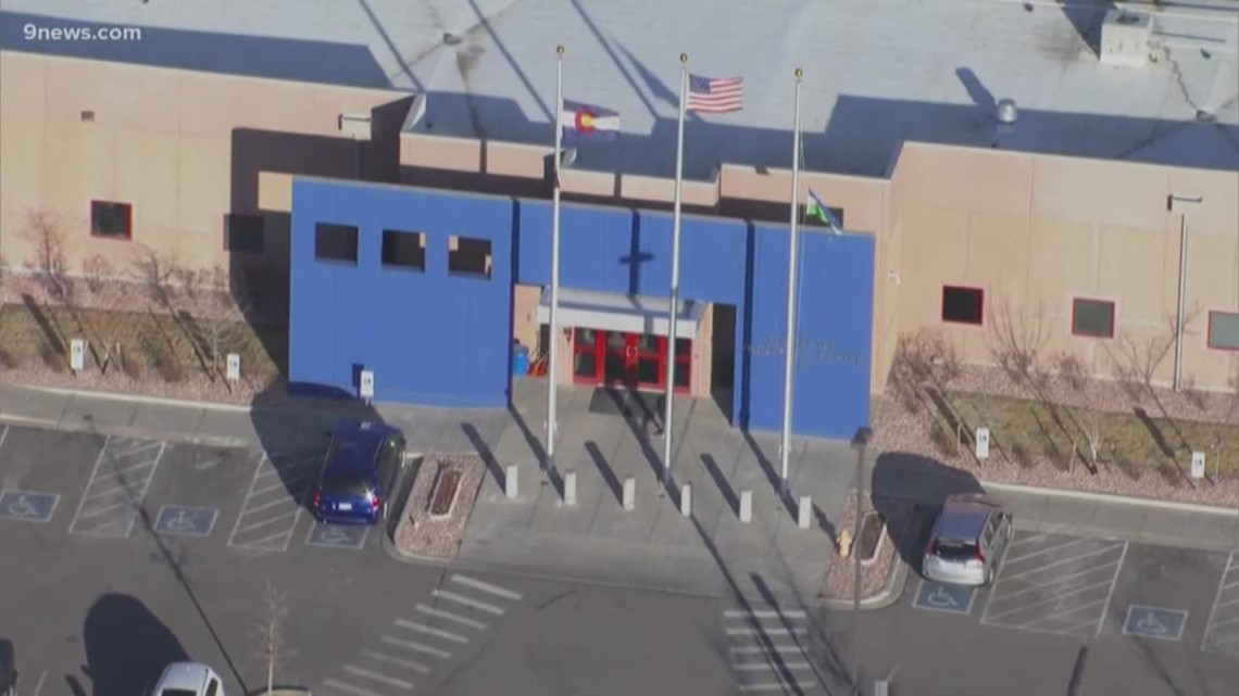 ICE supporters, ICE critics protest at Aurora, Colorado facility ...