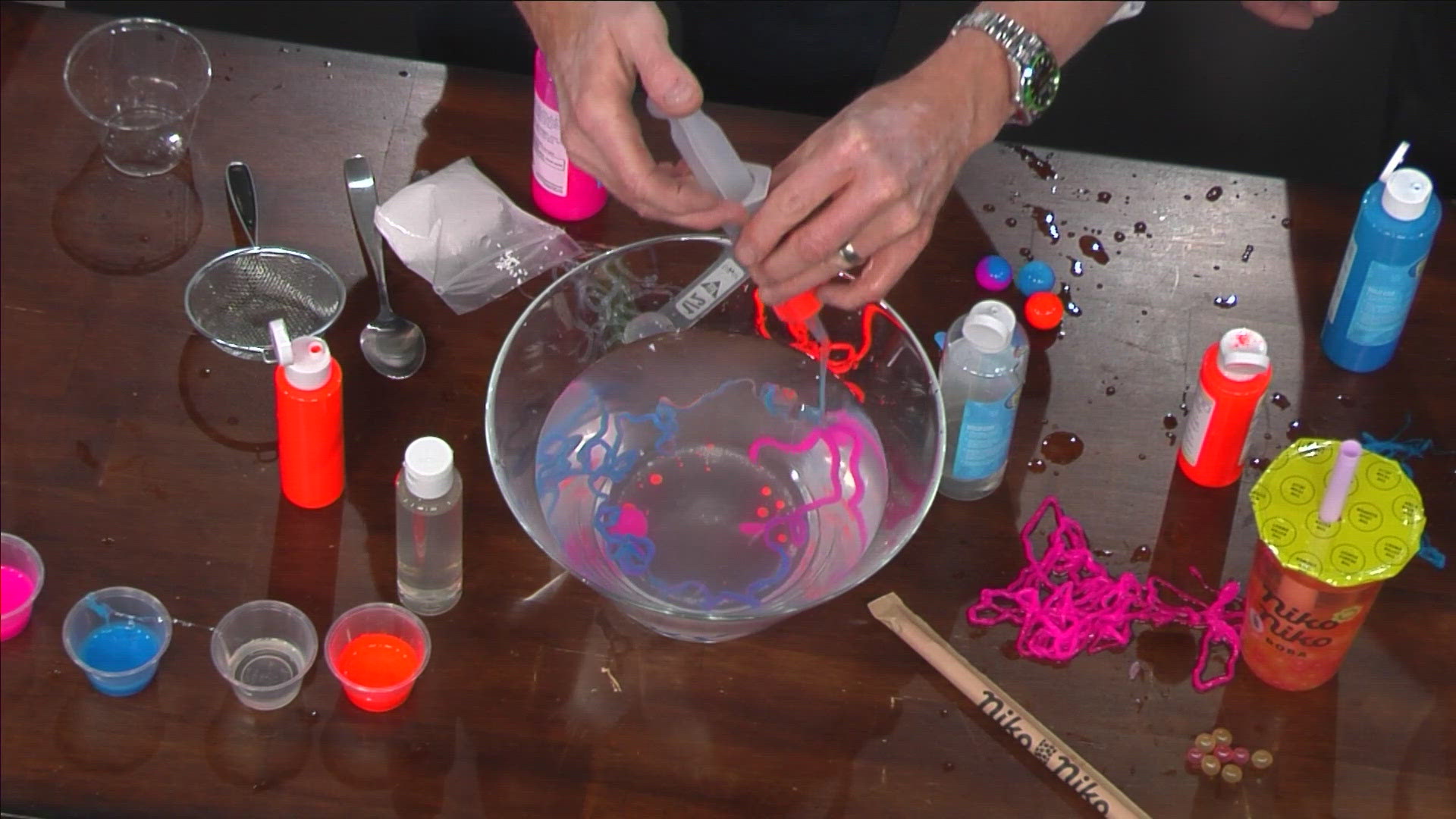 Steve Spangler shows us the food science behind popping boba drinks.