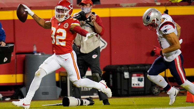 Chiefs score late to remain undefeated