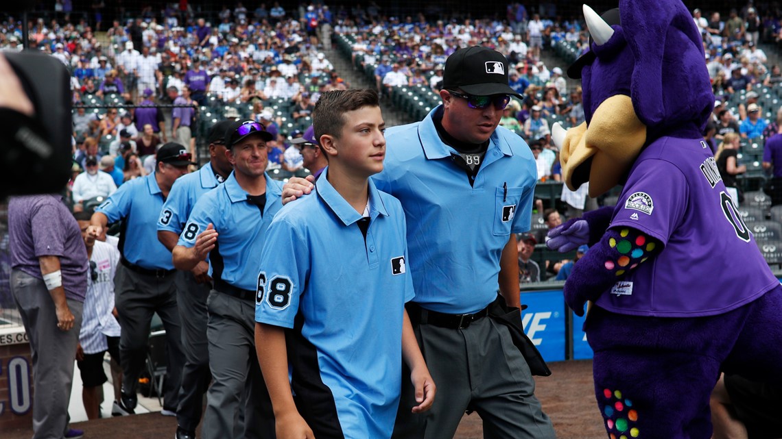 MLB umpire honors teen ump whose call led to a youth baseball game