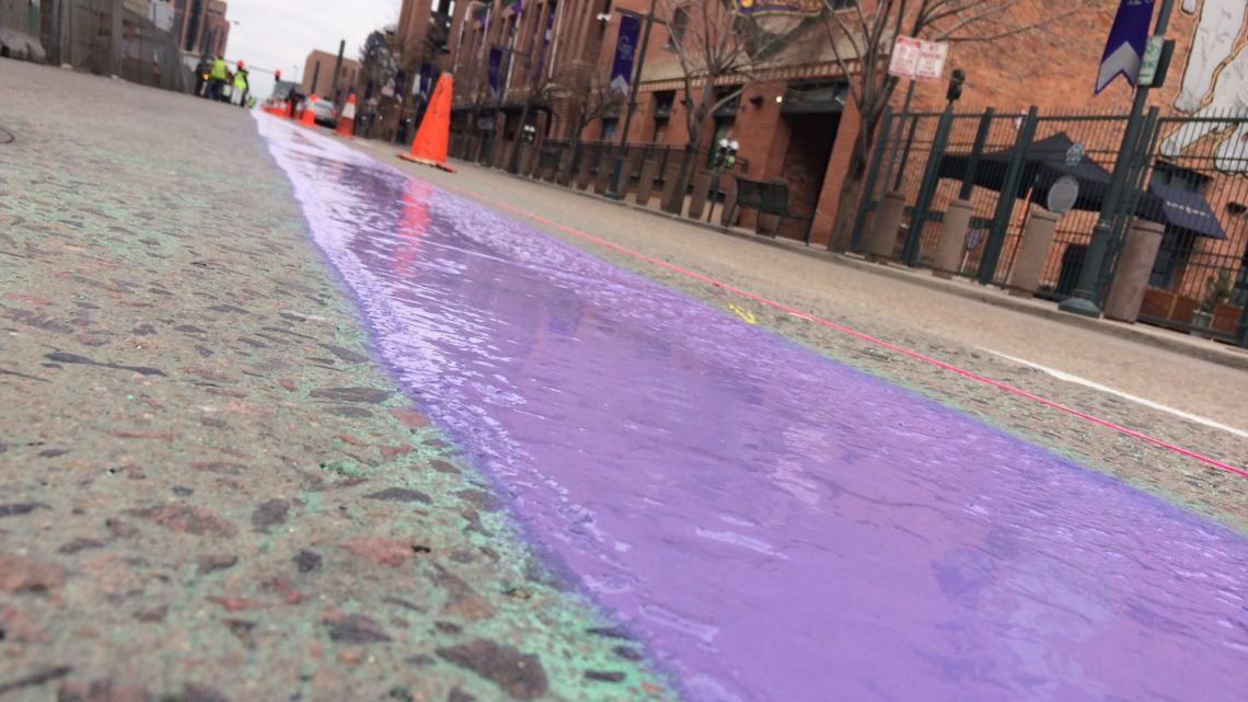 Garis ungu dilukis di Blake Street untuk Hari Pembukaan 2022
