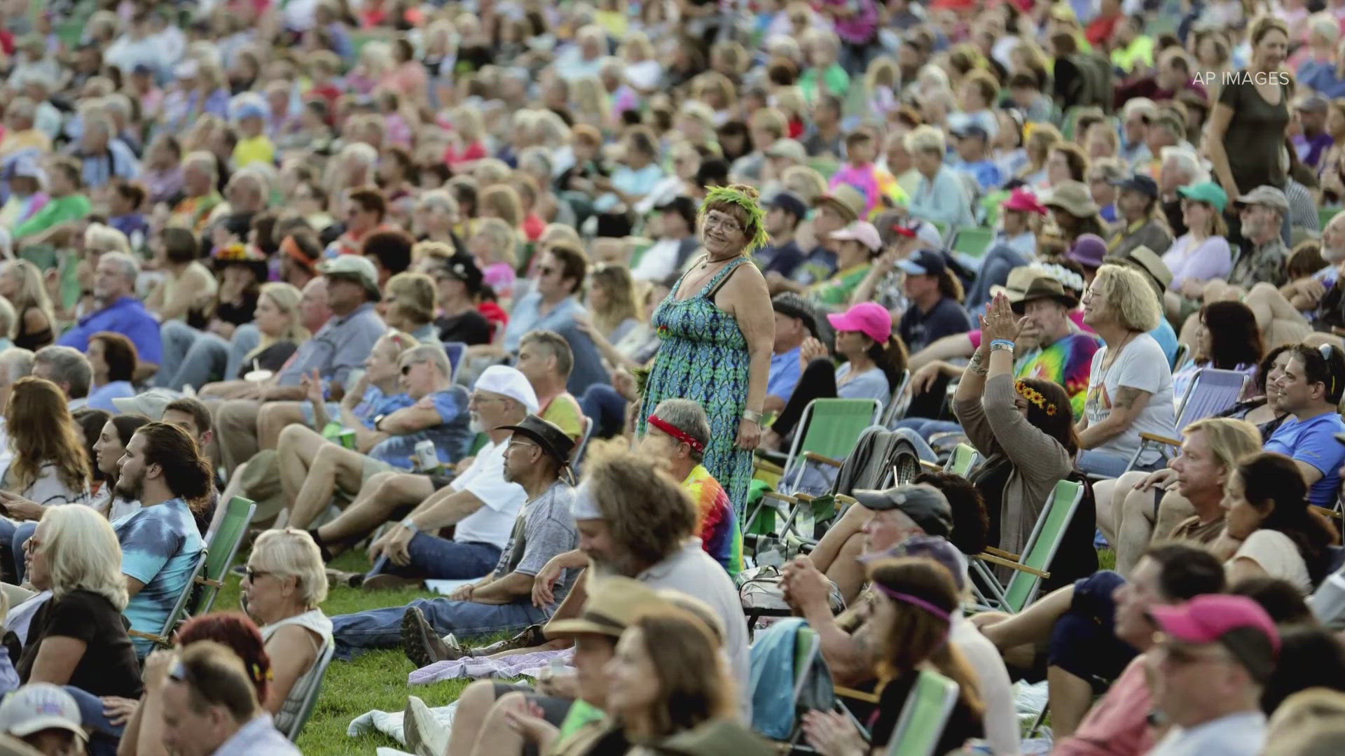 Summer concert season is in full swing and it's important to be polite. 9NEWS' Mister Manners shares some tips for when you're out in the crowd.