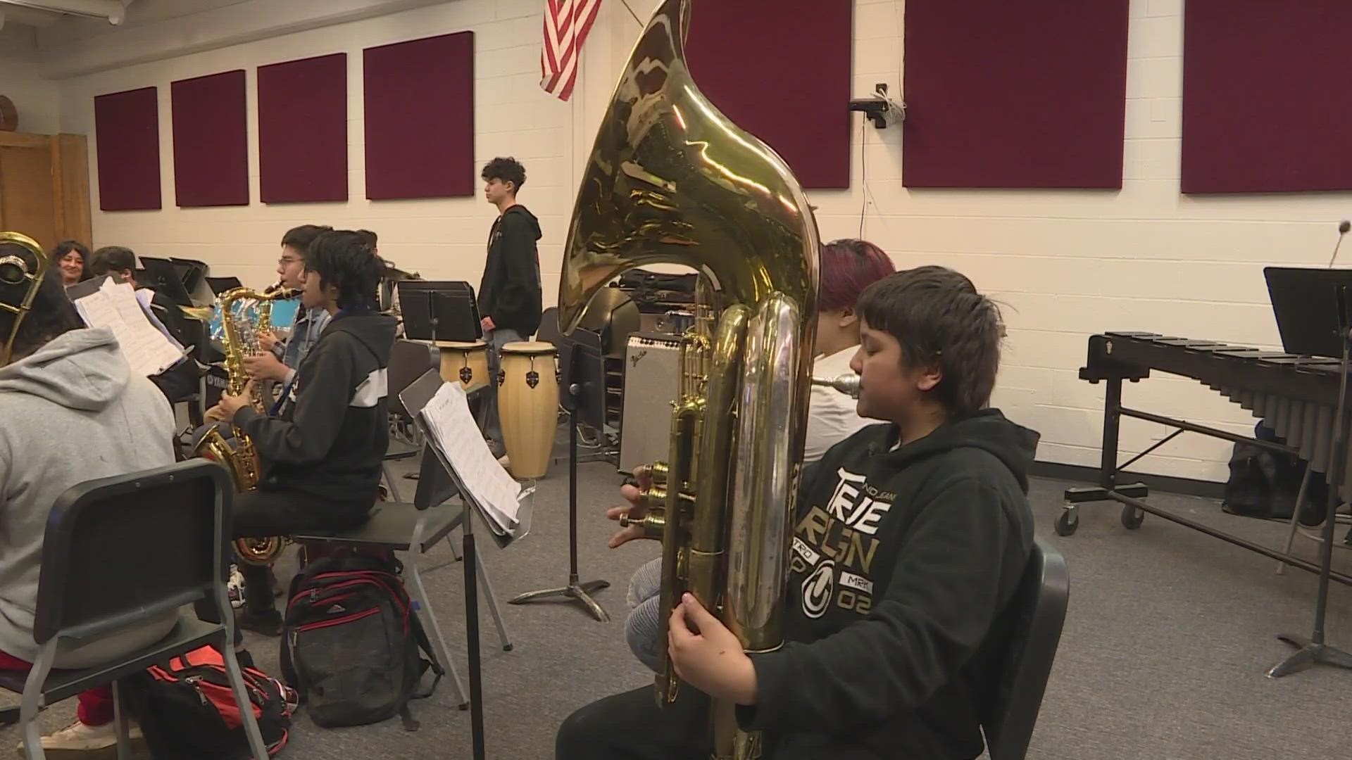 casual Patético Reparación posible Where to donate musical instruments to schools in Colorado | 9news.com