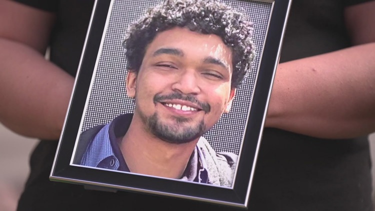 Family of man killed by Aurora Police say they tried repeatedly to get ...