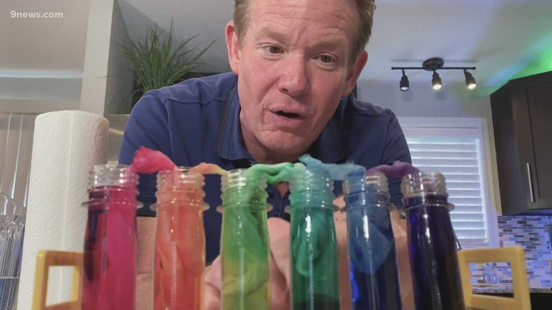 In today's Science Minute, our science guy Steve Spangler, shares a simple way to explore the science of color mixing.