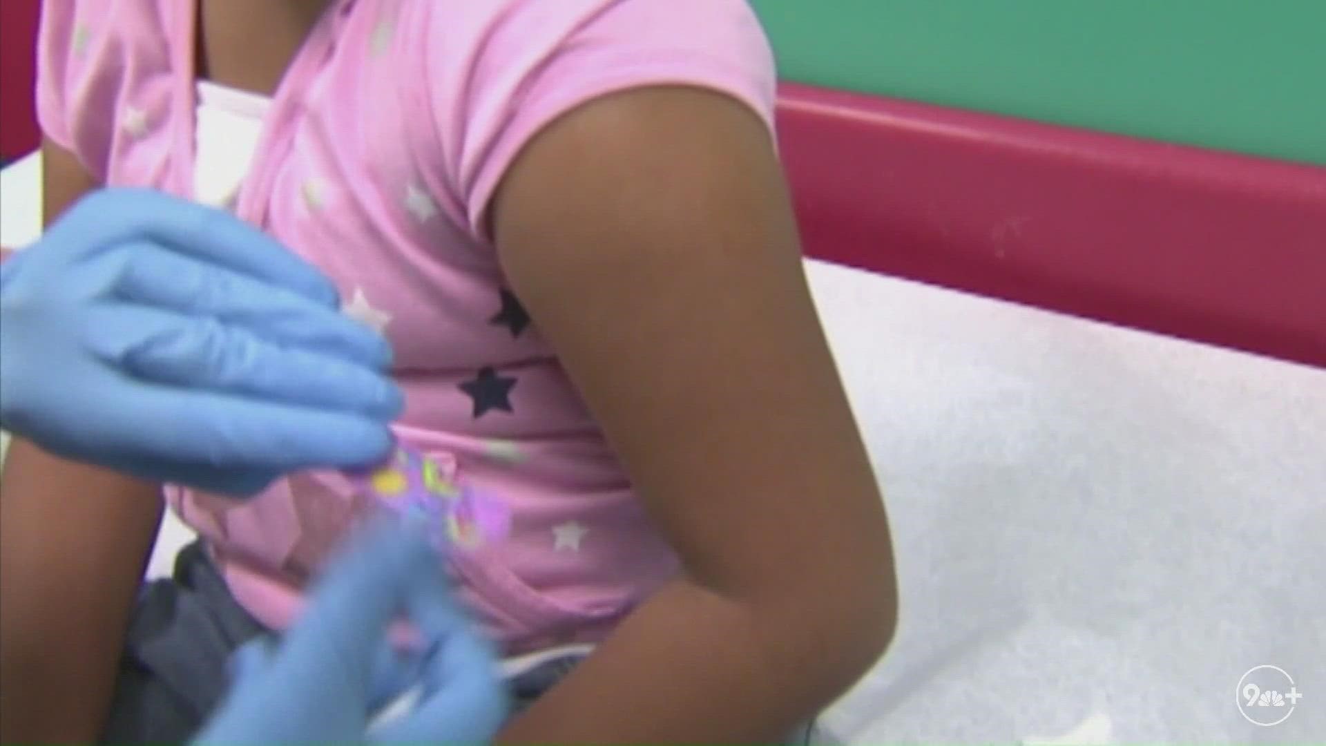 Colorado ha recibido las vacunas para niños menores de 5 años. Según Vanessa Bernal de CDPHE, las vacunas comenzarán a administrarse a partir de esta semana.