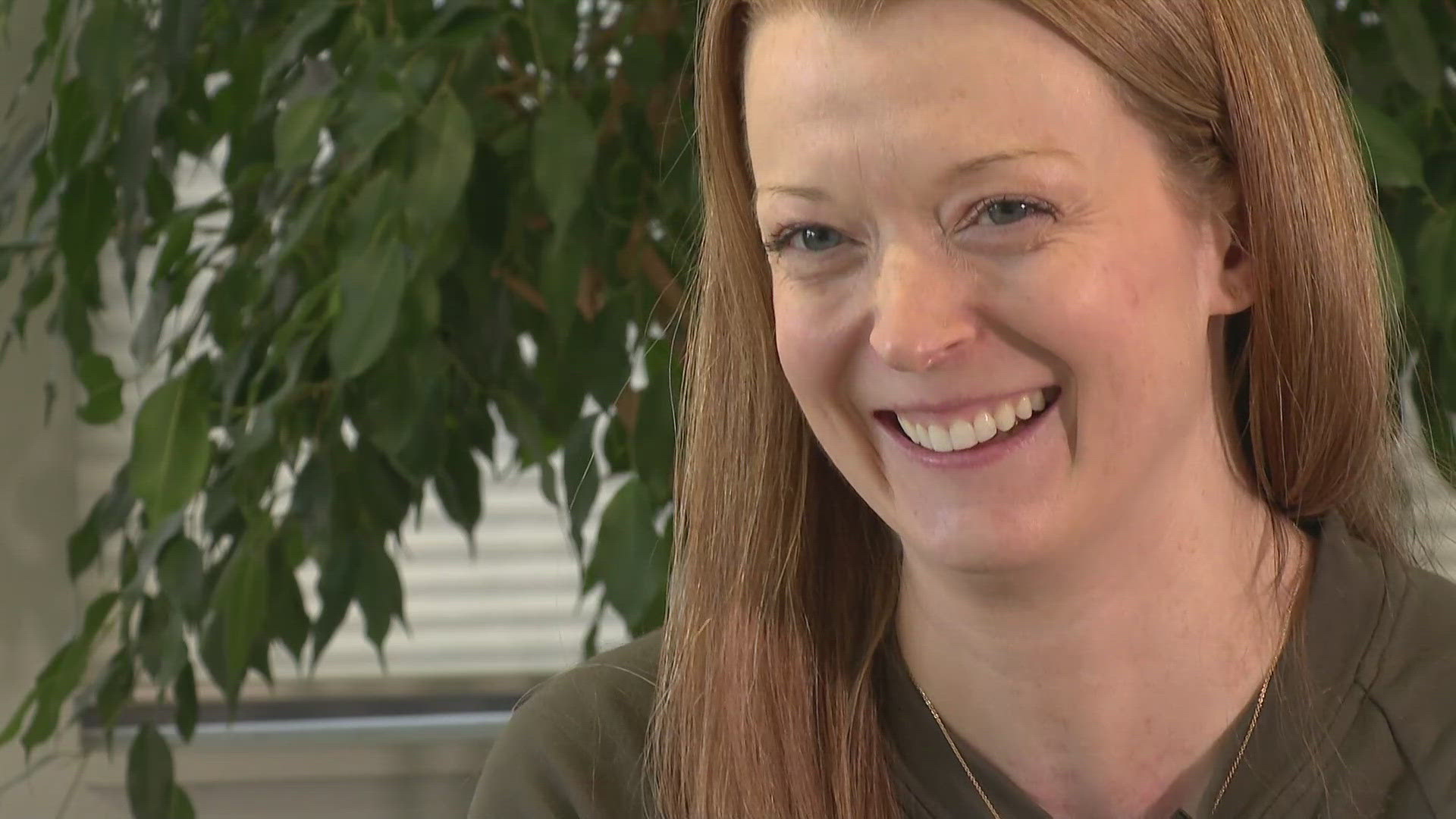 A Louisville woman is giving back to her local food bank in a unique way, by exchanging bouquets of homegrown flowers and flower seeds for donations to Community Foo