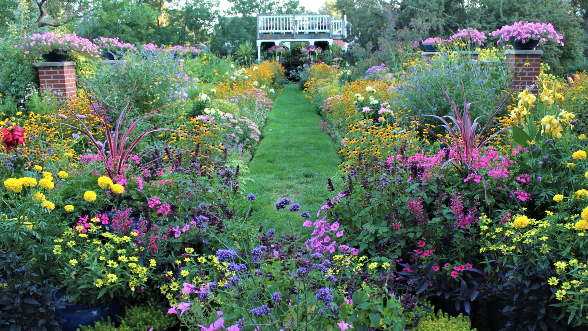 It takes planning and execution to keep your garden colorful all season long.