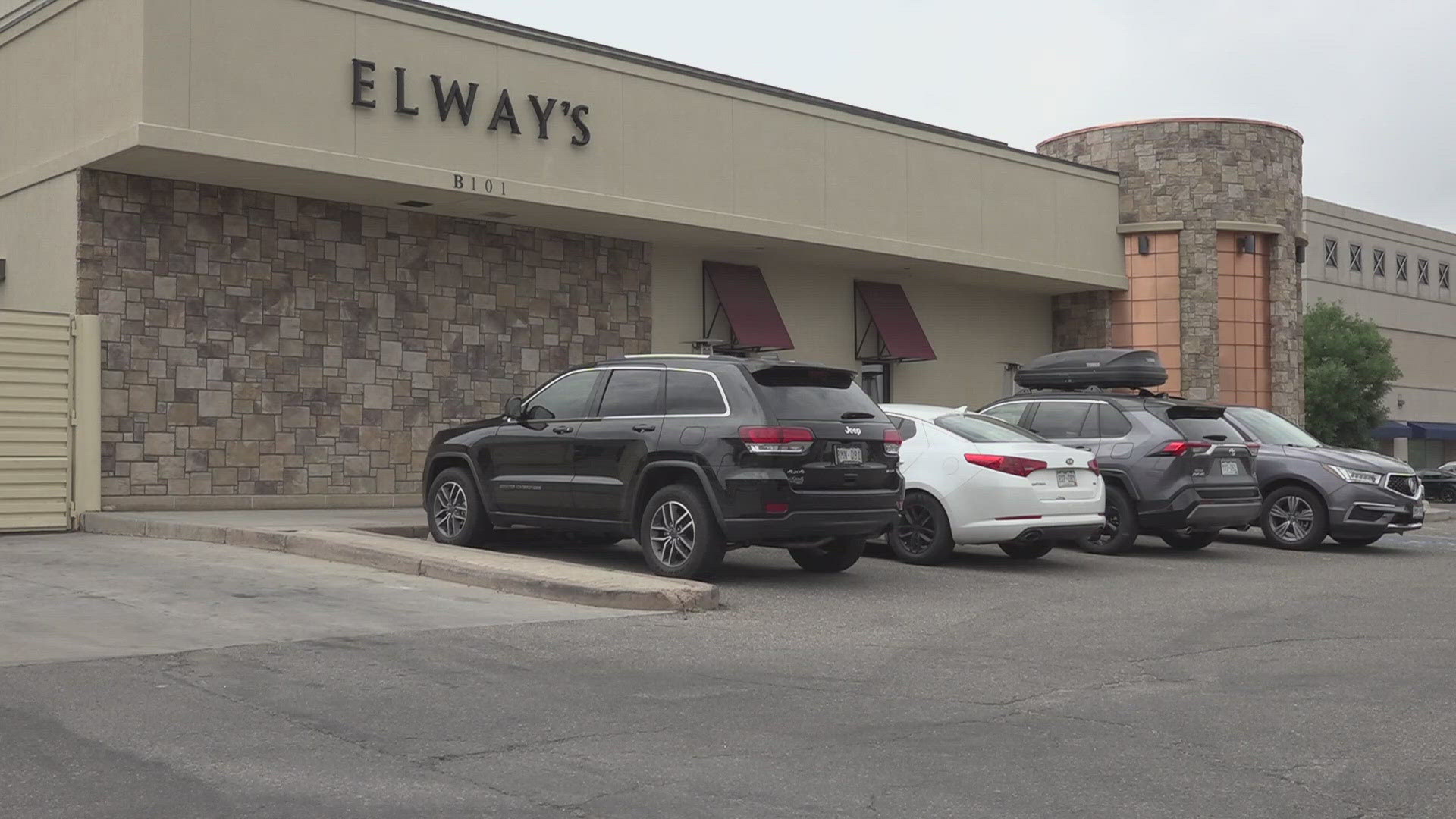 Elway's restaurant will be closing its Cherry Creek location, citing a mall construction project forcing them to close.