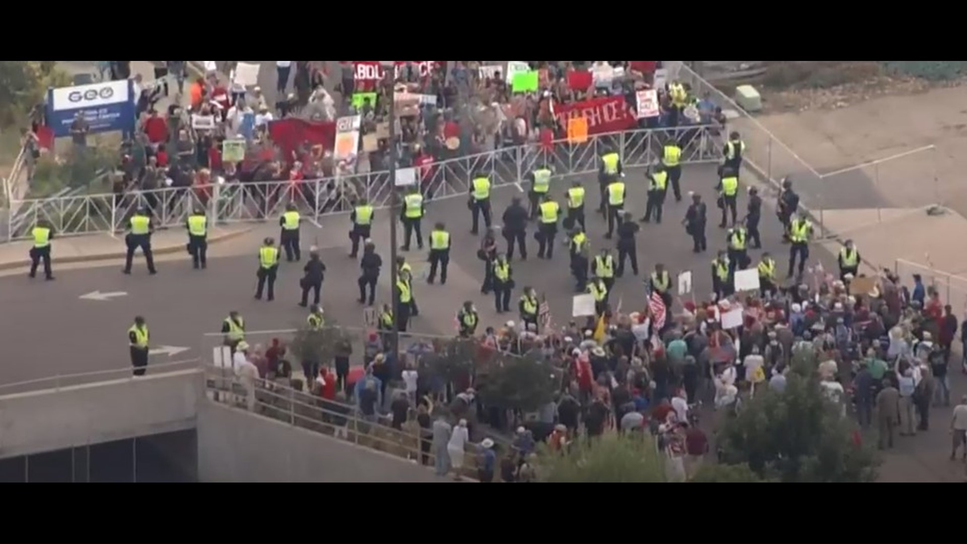 ICE supporters, ICE critics protest at Aurora, Colorado facility ...