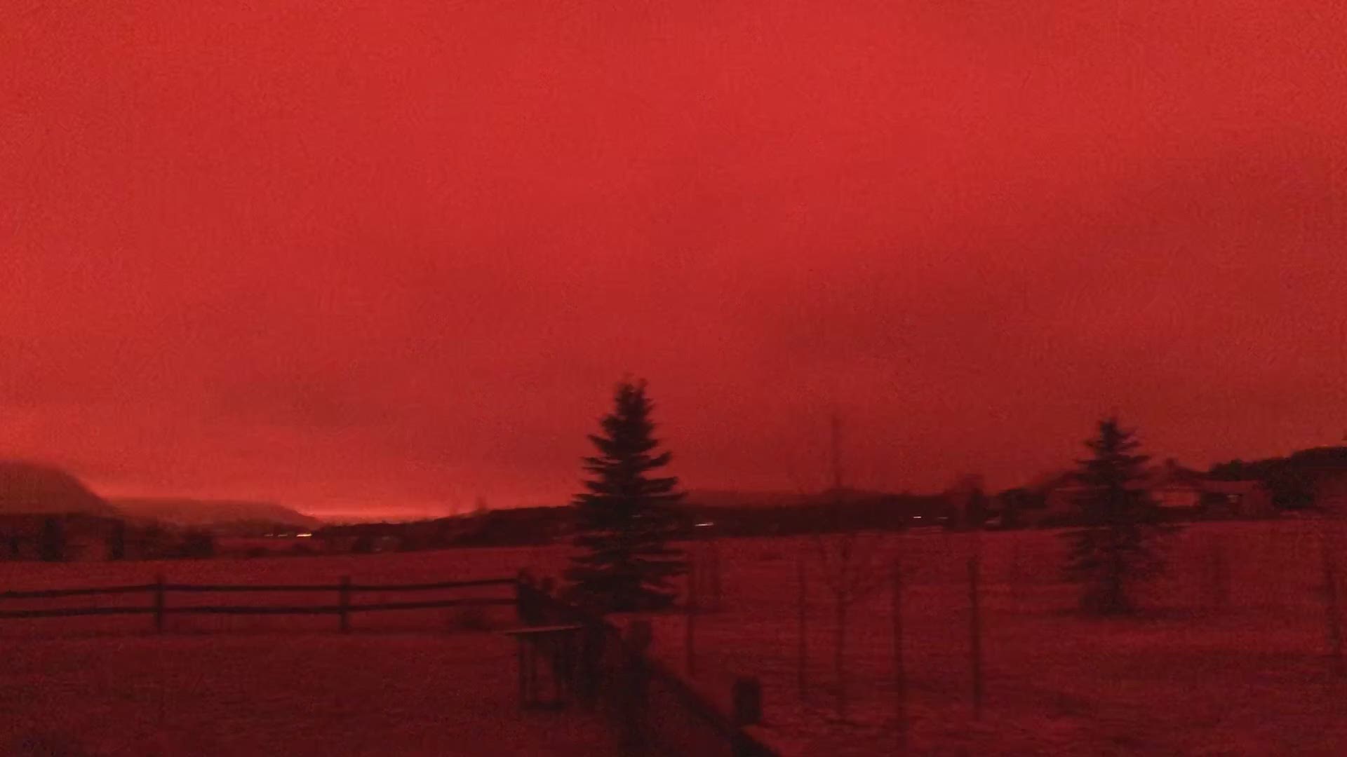 Red skies in Estes Park due to the East Troublesome Fire on Oct. 22, 2020. (Video courtesy Diana Van Der Ploeg).