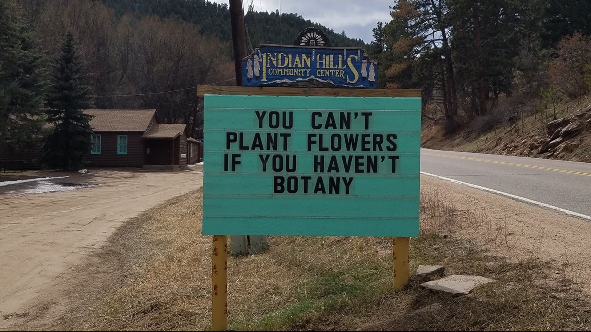 The story behind that punny sign in Indian Hills | 9news.com