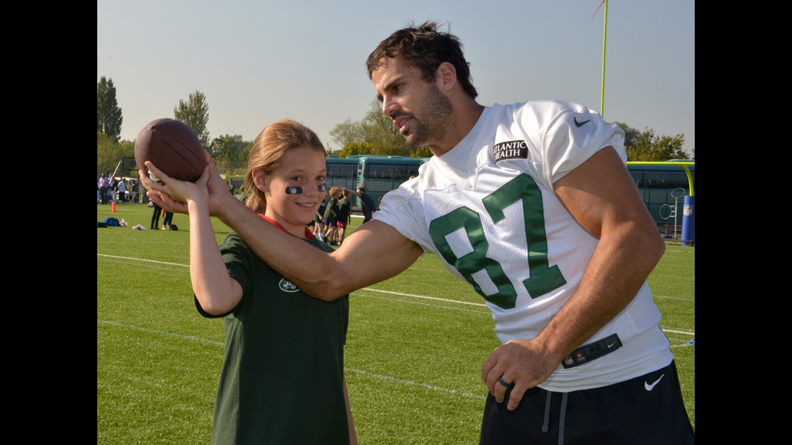 Eight-year NFL veteran Eric Decker announces his retirement from NFL 