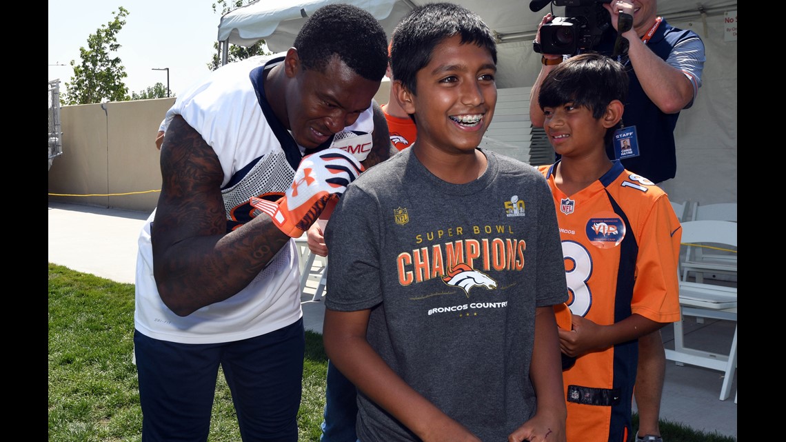 9NEWS Sports Denver on X: .@VonMiller honored former Denver Broncos  teammate Demaryius Thomas tonight before the Rams' playoff game 