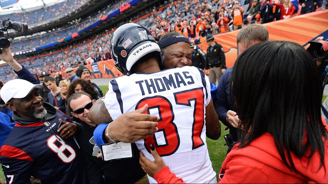 9NEWS Sports - Von Miller honored former Denver Broncos teammate Demaryius  Thomas tonight before the Rams' playoff game 