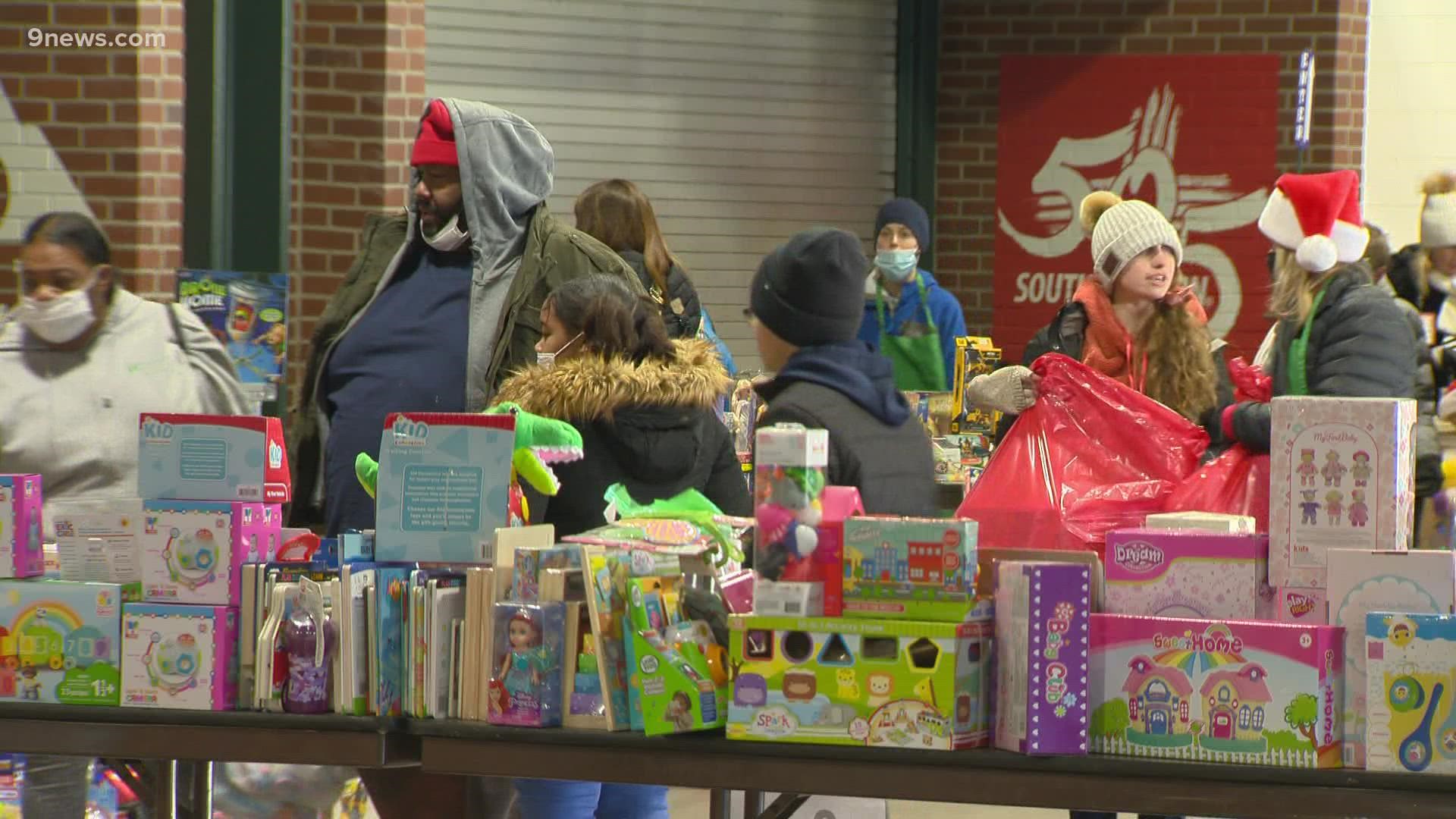 Christmas Volunteering 2022 Denver Volunteers Spread Christmas Cheer To More Than 3,000 Children | 9News.com