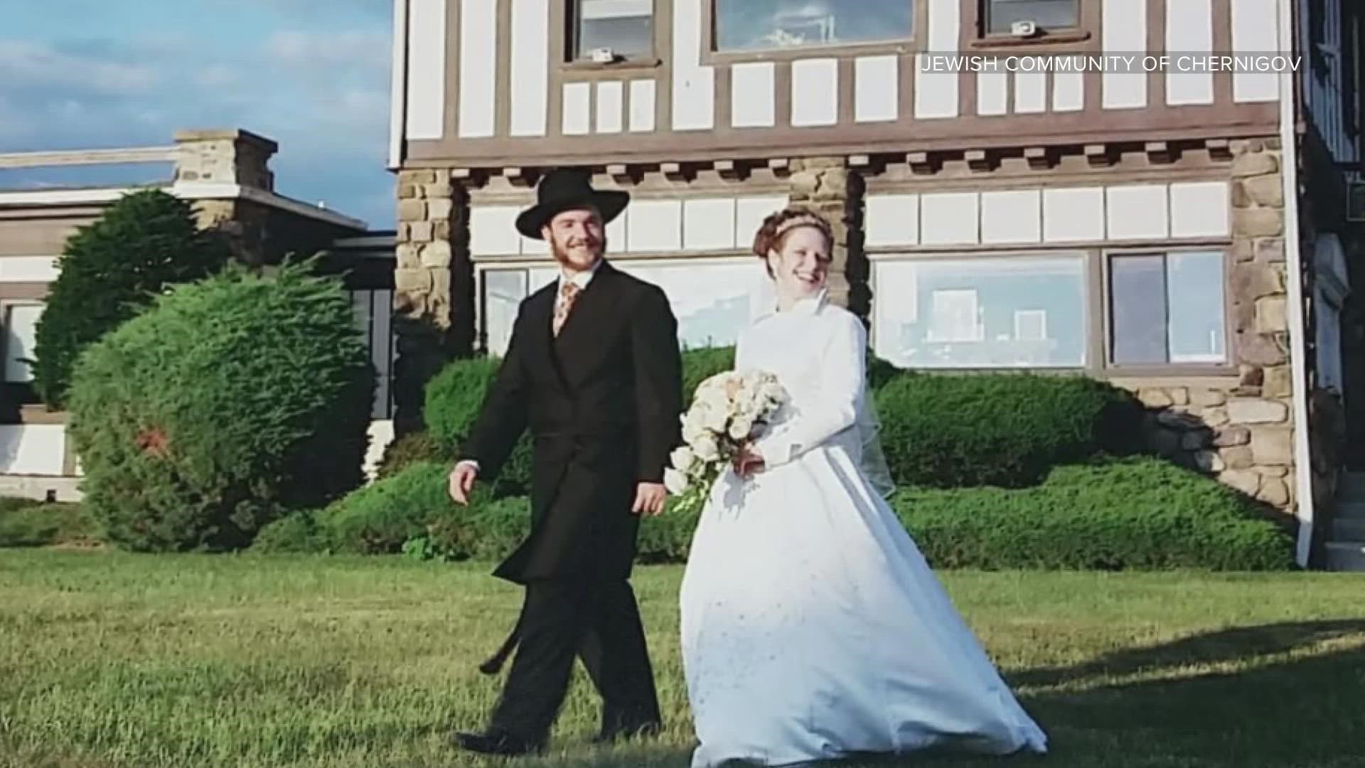 Rabbi Yisroel Silberstein, his wife, and 9 of their children fled Chernigov, Ukraine after the Russian invasion. They will celebrate this Passover in Colorado.