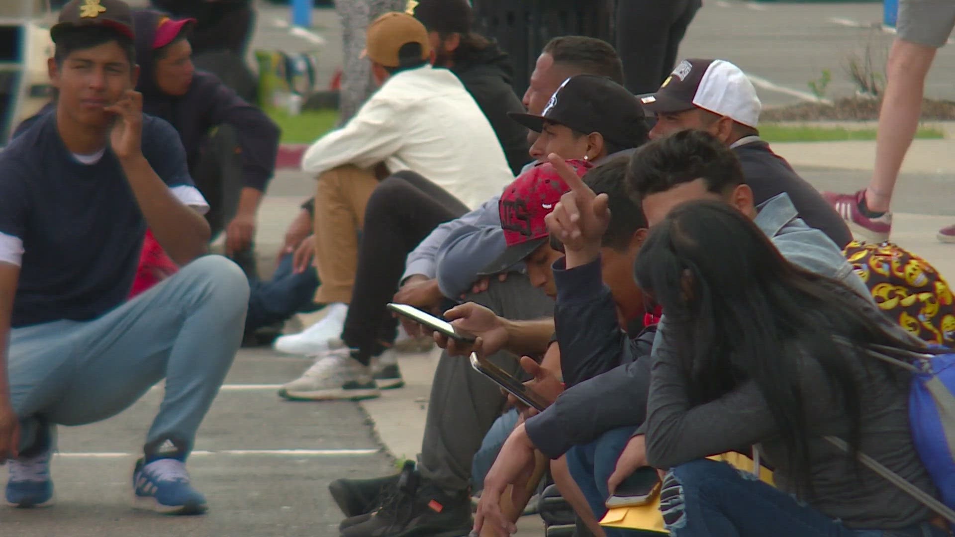 Los migrantes que llegan de Venezuela dicen que están durmiendo en un estacionamiento y no han tenido mucho para comer. Denver dice que se está quedando sin recursos