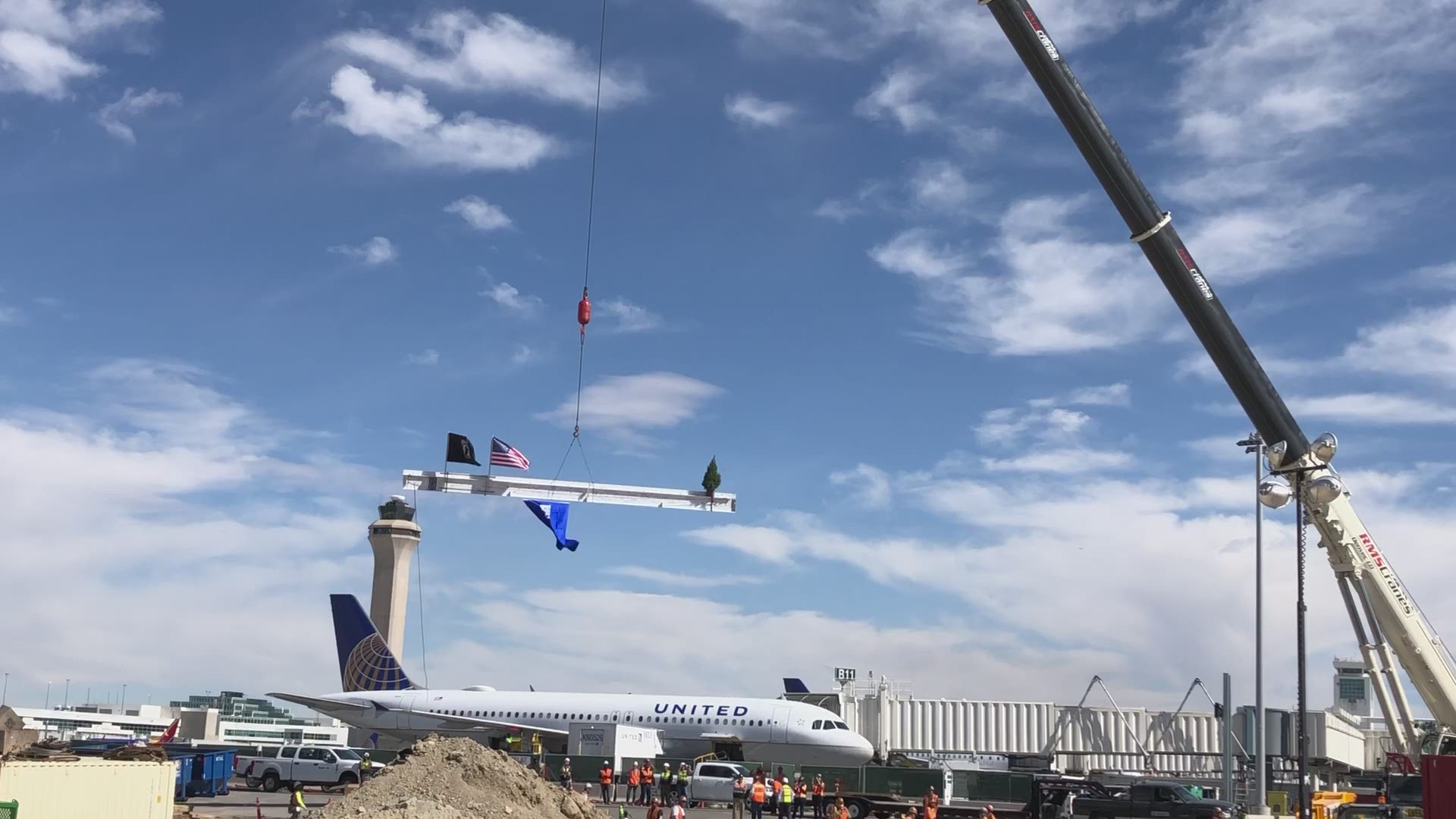 The final beam of the building on Concourse B-West was put into place which marks a milestone in the gate expansion.