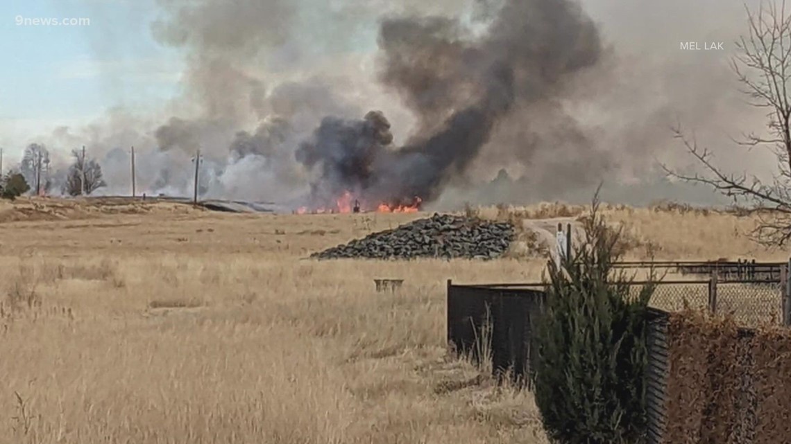 Api rumput membakar di lingkungan Lowry di Denver timur